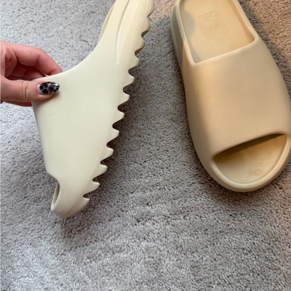 Adidas Yeezy Cream Bone Slide Sandals - Picture 2 of 7